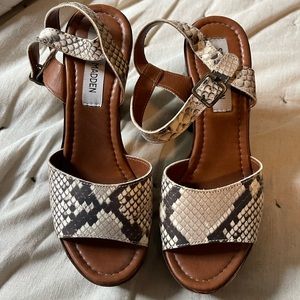 Steve Madden snakeskin wood platform sandals, size 37 (7)